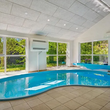 Casa vacanze In With 4 Bedrooms, Swimming Pool And Wifi