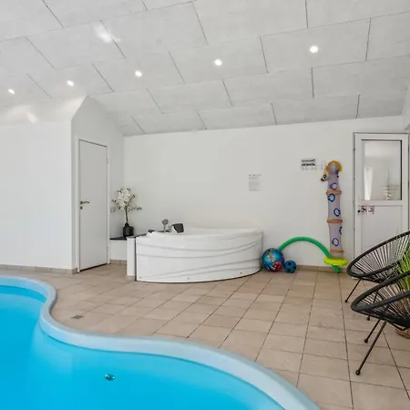 In With 4 Bedrooms, Swimming Pool And Wifi Ebeltoft