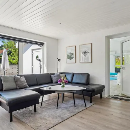 In With 4 Bedrooms, Swimming Pool And Wifi Casa vacanze