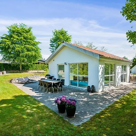 In With 4 Bedrooms, Swimming Pool And Wifi Ebeltoft