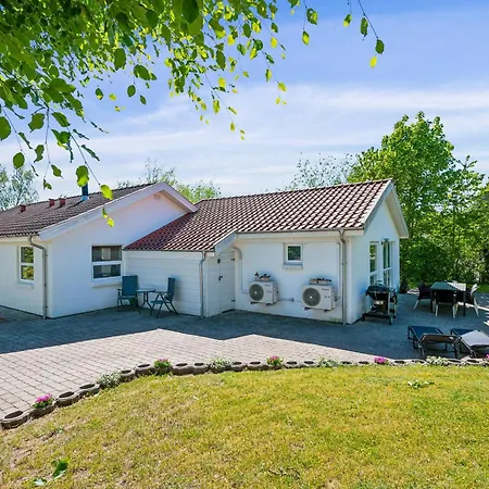 Casa vacanze In With 4 Bedrooms, Swimming Pool And Wifi